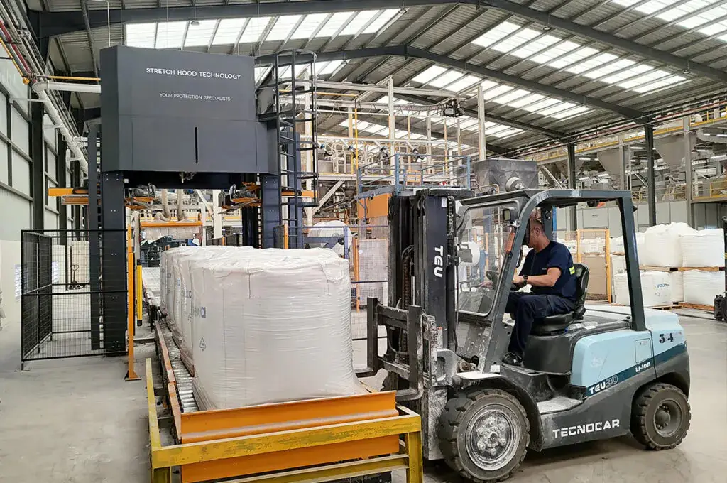 Linea Embalaje Big Bag Quimico Stretch Hood Younexa Innova Group Packaging Solutions 1024x680 1